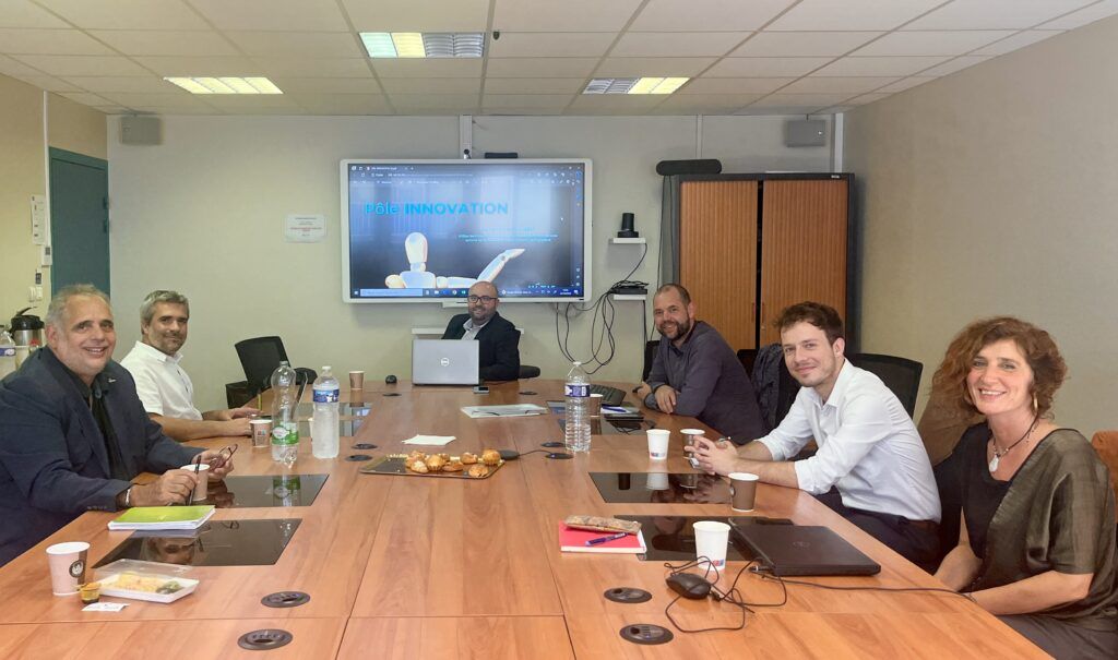 personnes assises à une table